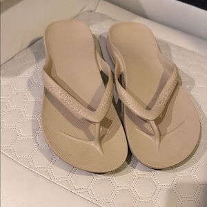 Archie Flip-Flops Size Women’s 8 color is Grey/Tan